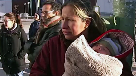 La familia desahuciada con un bebé de mes y medio pasa su primera noche en un hotel pagado por la PAH La familia desahuciada con un bebé de mes y medio pasa su primera noche en un hotel pagado por la PAH
