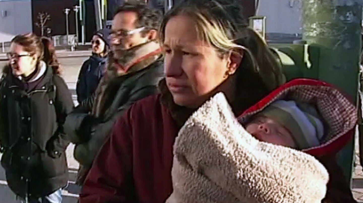 La familia desahuciada con un beb&eacute; de mes y medio pasa su primera noche en un hotel pagado por la PAH