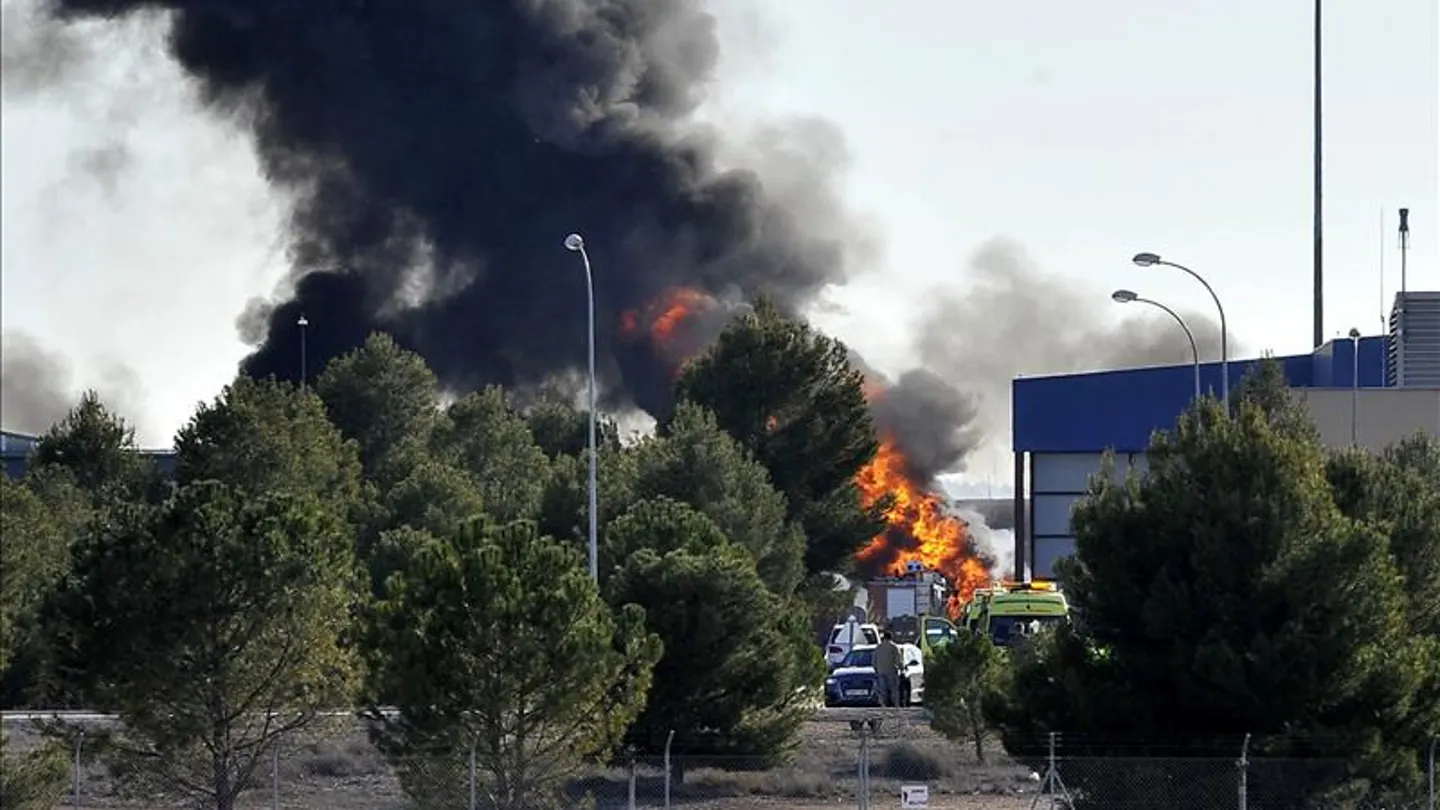 Fuego provocado tras estrellarse un F-16 en Albacete Fuego provocado tras estrellarse un F-16 en Albacete