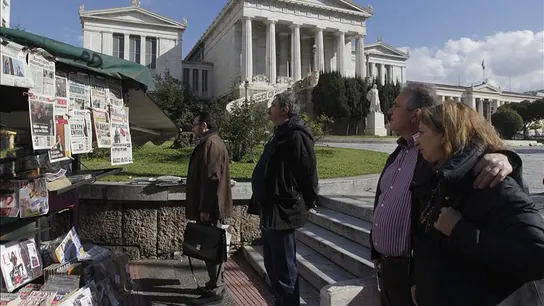 El Partenón de Atenas con turistas en un primer plano El Partenón de Atenas con turistas en un primer plano