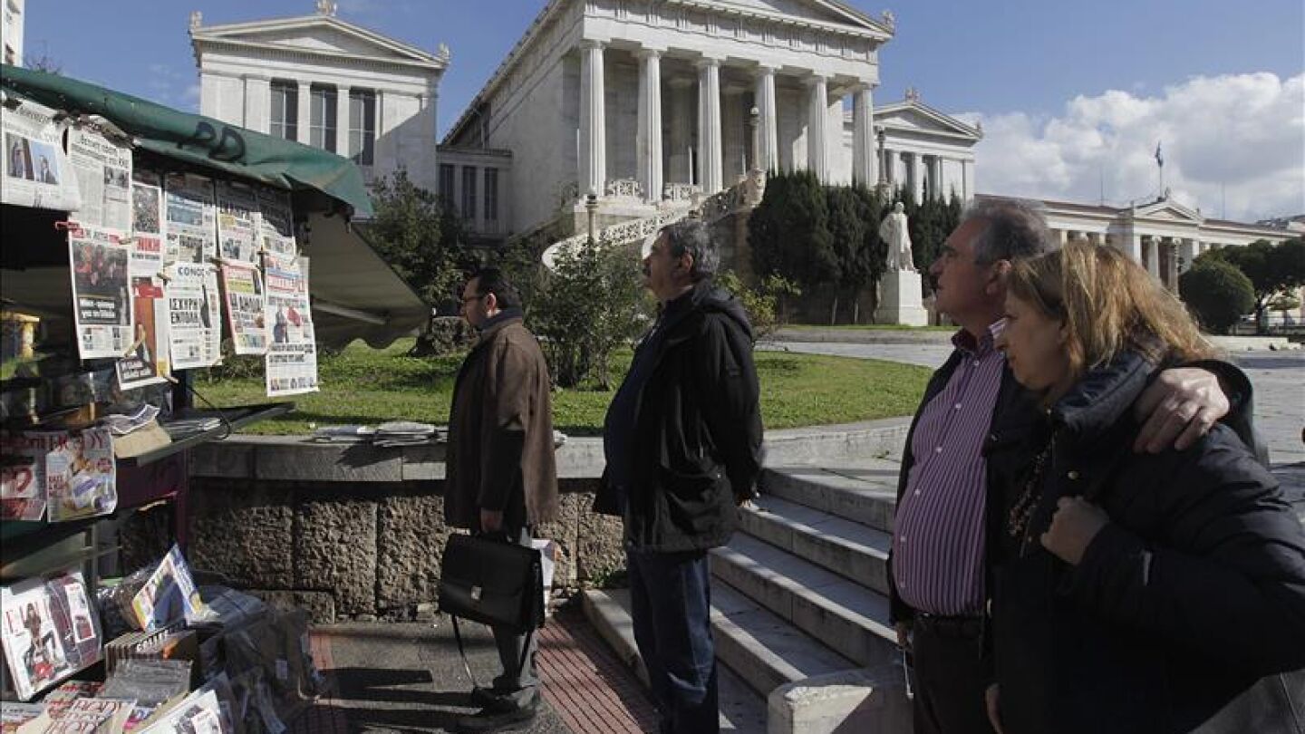 El Parten&oacute;n de Atenas con turistas en un primer plano