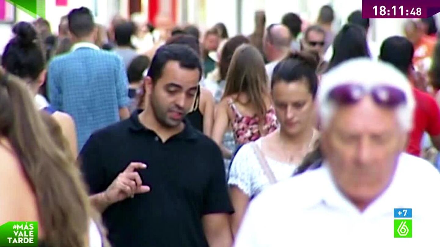Hombres y mujeres caminando por la calle