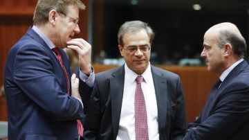 De Guindos conversa con el ministro Griego de Finanzas y el ministro Belga de Finanzas