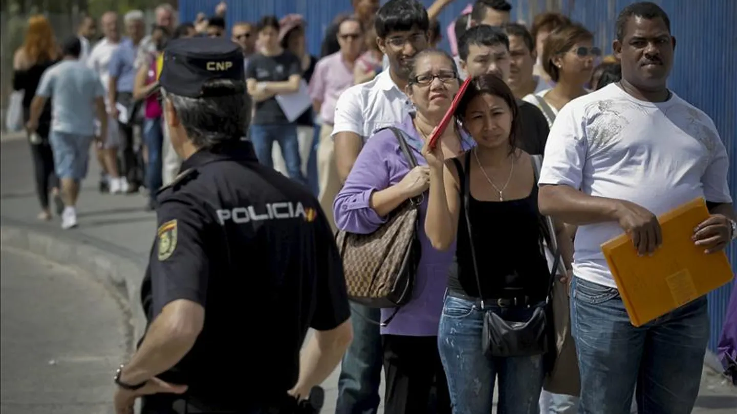 Inmigrantes hacen cola a la entrada de la Brigada Provincial de Extranjería Inmigrantes hacen cola a la entrada de la Brigada Provincial de Extranjería
