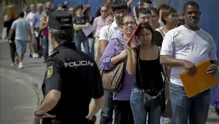 Inmigrantes hacen cola a la entrada de la Brigada Provincial de Extranjería