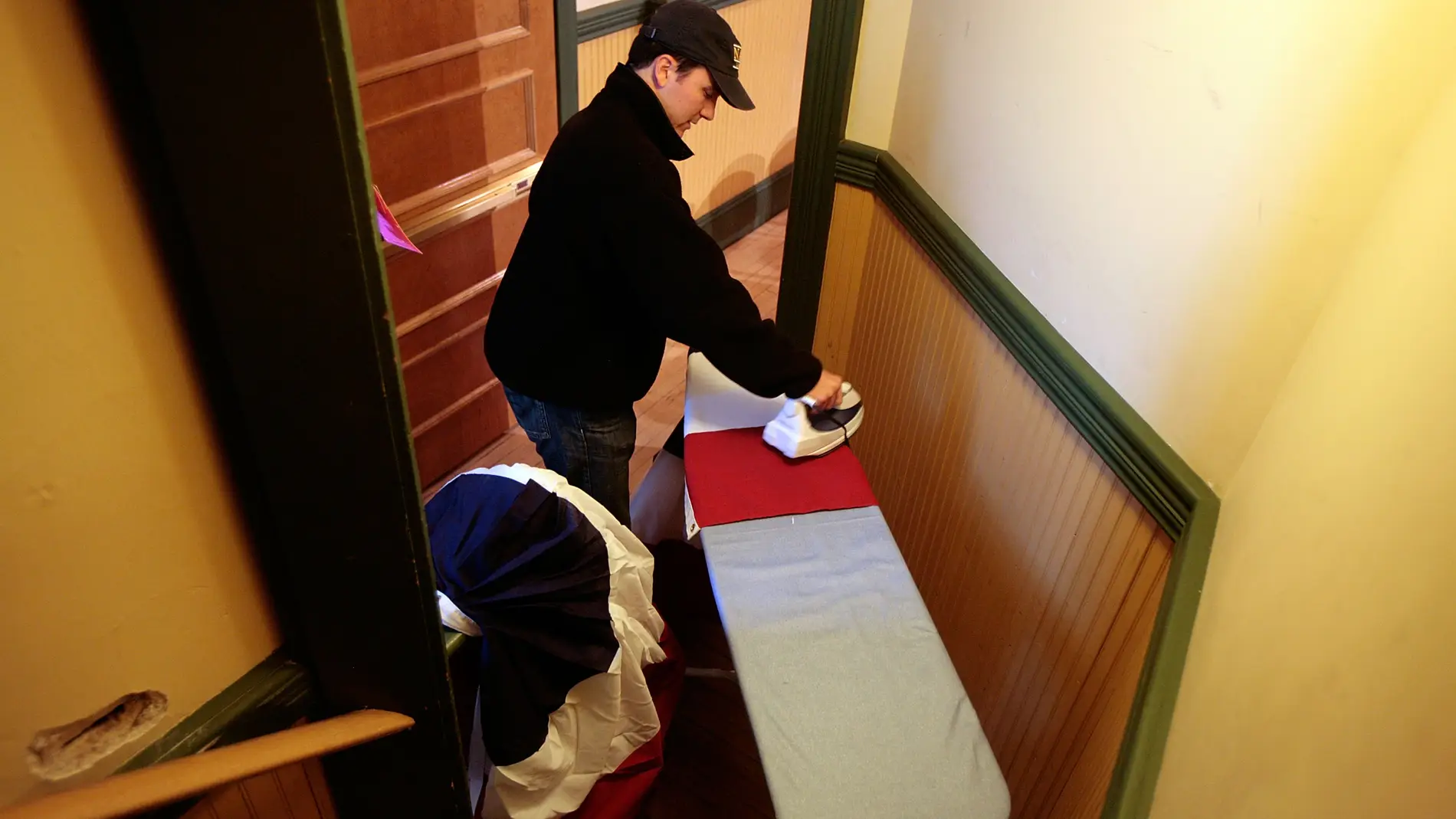 Un hombre haciendo las labores del hogar