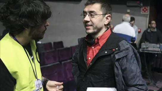 Juan Carlos Monedero habla con un voluntario de Podemo Juan Carlos Monedero habla con un voluntario de Podemo