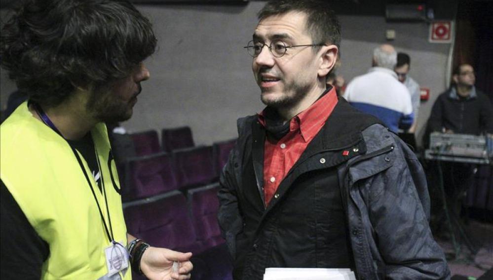 Juan Carlos Monedero habla con un voluntario de Podemo