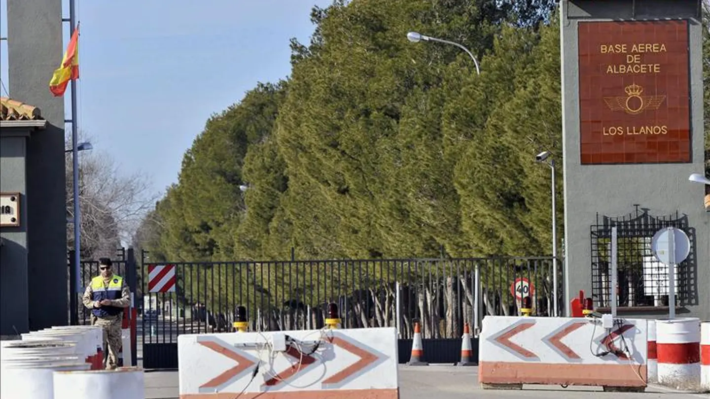Entrada de la base aérea de Los Llanos. Entrada de la base aérea de Los Llanos.
