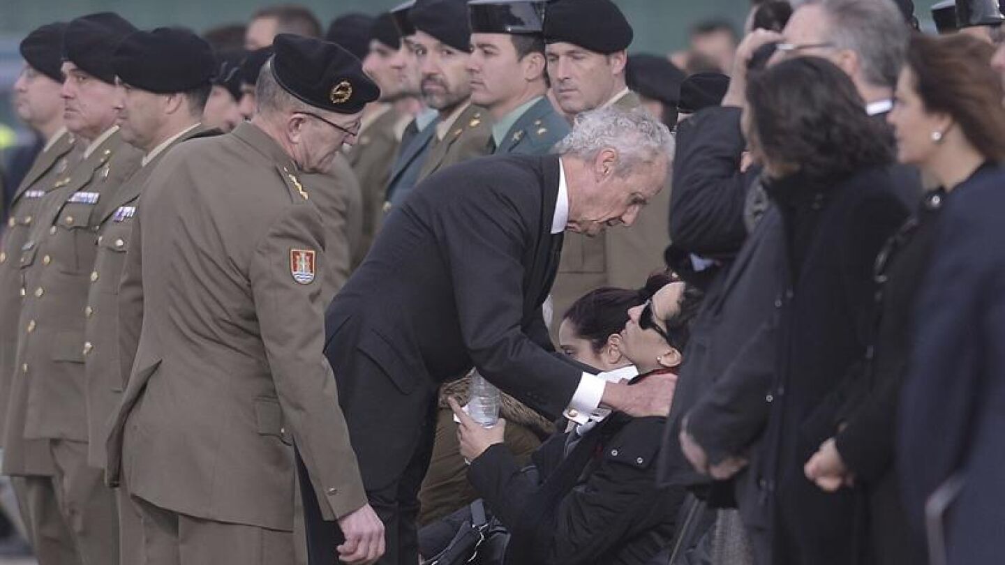 El ministro de Defensa da el p&eacute;same a la familia del cabo fallecido en L&iacute;bano