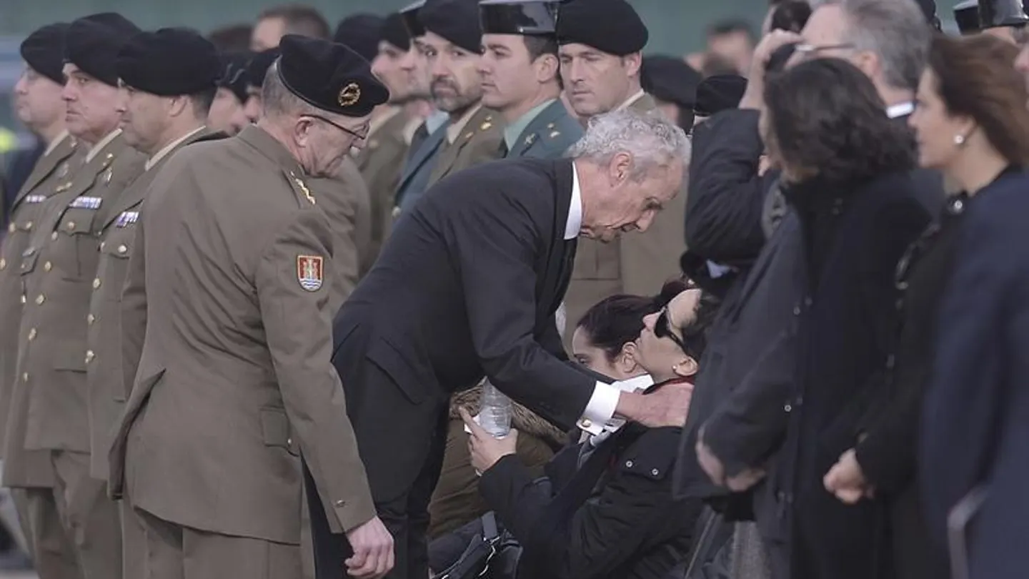 El ministro de Defensa da el pésame a la familia del cabo fallecido en Líbano El ministro de Defensa da el pésame a la familia del cabo fallecido en Líbano