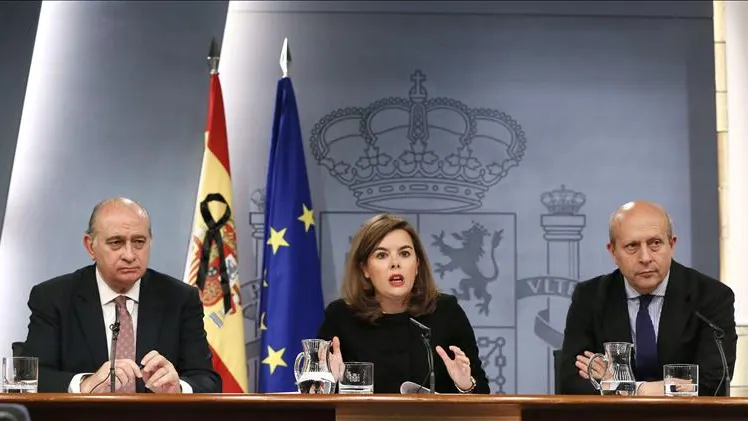 La vicepresidenta del Gobierno, Soraya Saénz de Santramaría, durante la rueda de prensa posterior al Consejo de Ministros que ofreció hoy junto a Jose Ignacio Wert y Jorge Fernández 