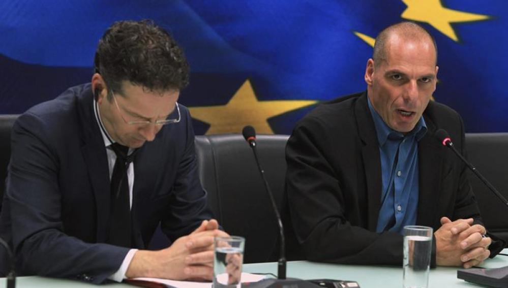 Jeroen Dijsselbloem a la izquierda, con Yanis Varufakis, ministro de Finanzas griego