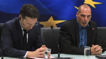 Jeroen Dijsselbloem a la izquierda, con Yanis Varufakis, ministro de Finanzas griego