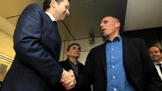 Saludo entre Yanis Varoufakis y el Presidente del Eurogrupo Saludo entre Yanis Varoufakis y el Presidente del Eurogrupo