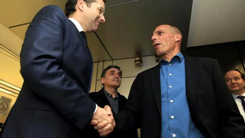 Saludo entre Yanis Varoufakis y el Presidente del Eurogrupo