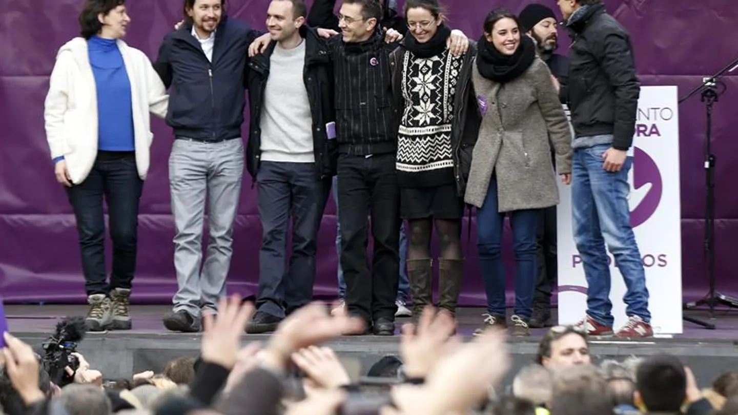 El secretario general de Podemos, Pablo Iglesias junto a otros miembros del partido El secretario general de Podemos, Pablo Iglesias junto a otros miembros del partido