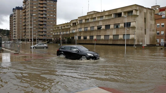 Un vehículo intenta circular en Miranda de Ebro, debordada tras la crecida del río Ebro. Un vehículo intenta circular en Miranda de Ebro, debordada tras la crecida del río Ebro.