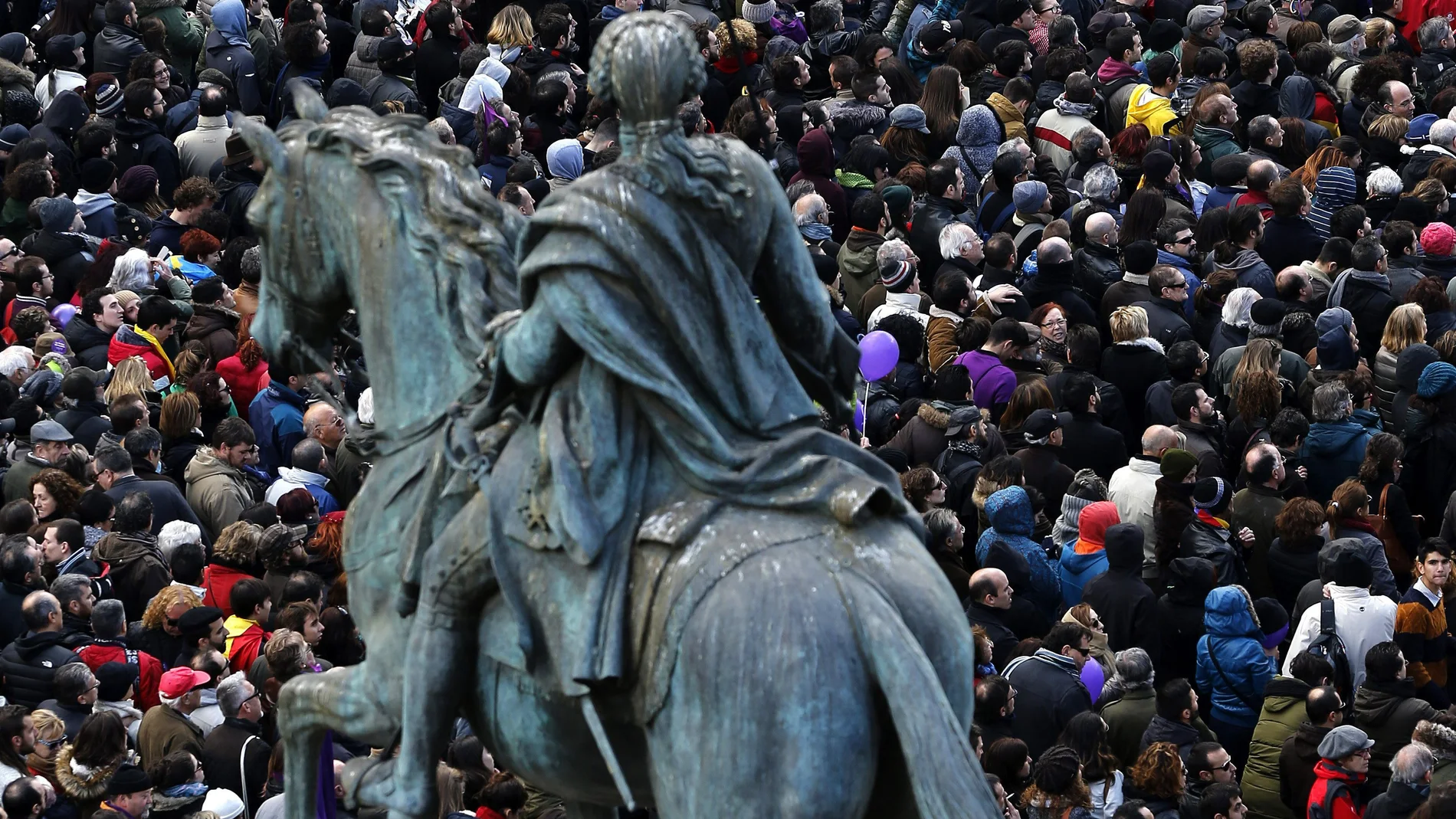 La estatua ecuestre de Carlos III en la Puerta del Sol observa a los miles de personas concentradas