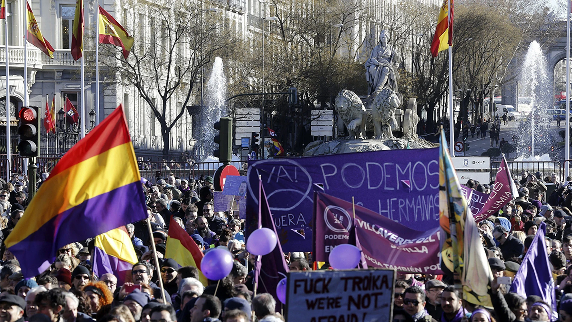 Manifestantes cerca de La Cibeles en la marcha convocada por Podemos