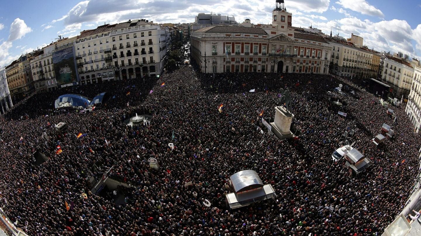 Vista de la Puerta del Sol de Madrid, donde miles de personas esperan de que Pablo Iglesias pronuncie su discurso 