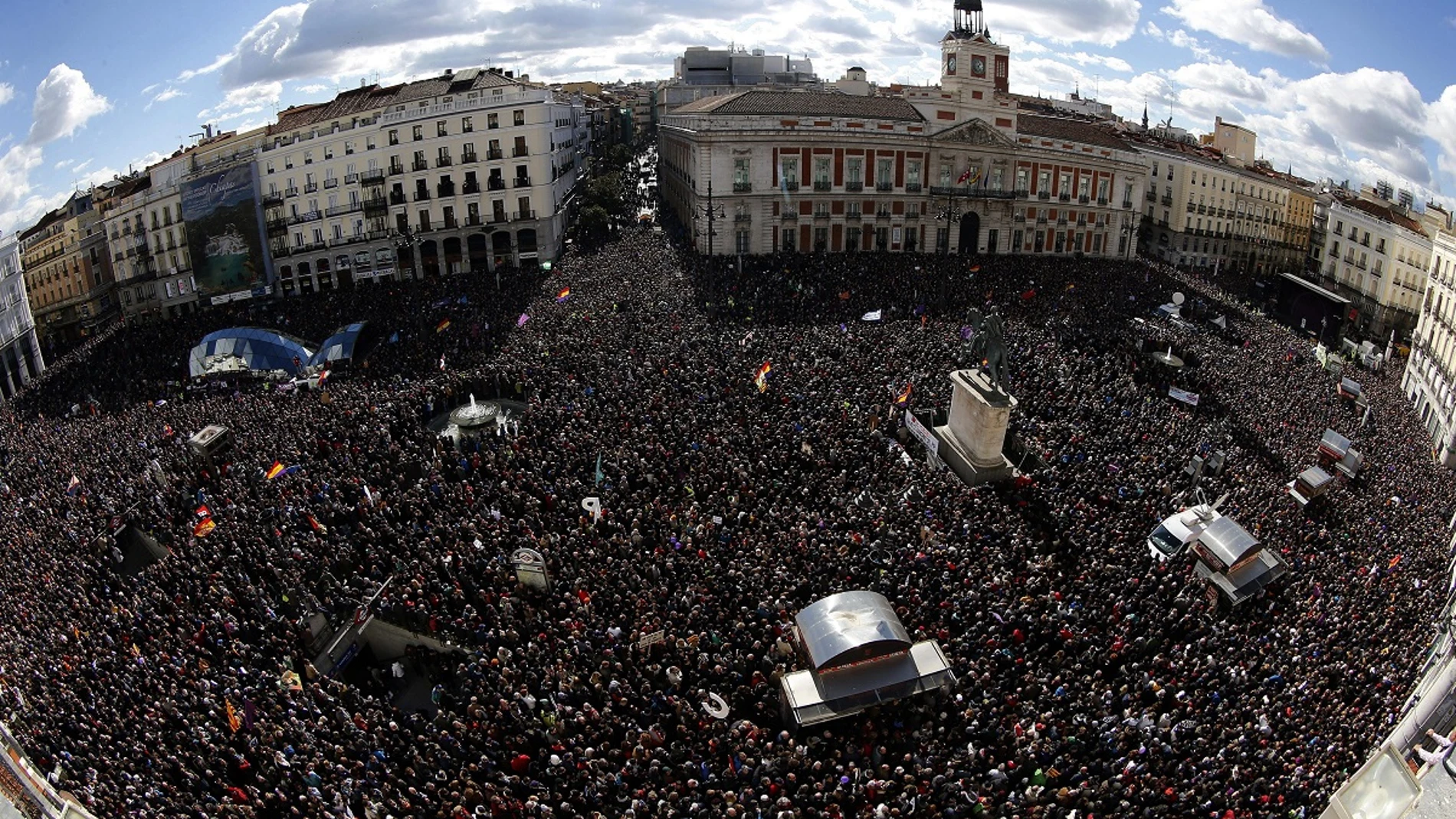 Vista de la Puerta del Sol de Madrid, donde miles de personas esperan de que Pablo Iglesias pronuncie su discurso 