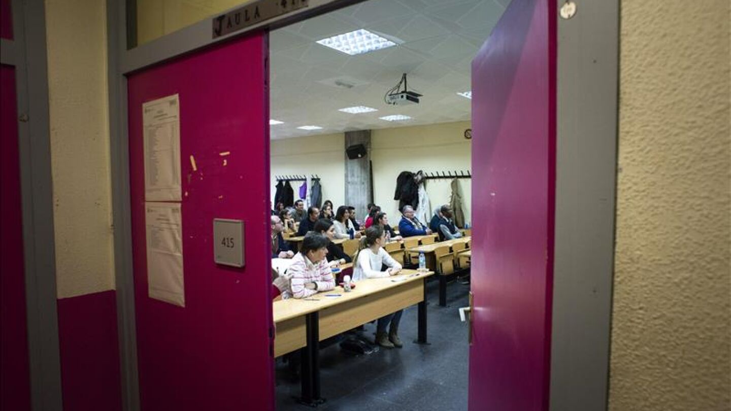Varios universitarios antes de examinarse