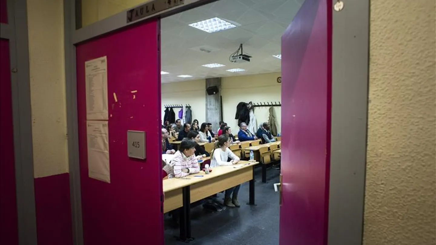 Varios universitarios antes de examinarse Varios universitarios antes de examinarse