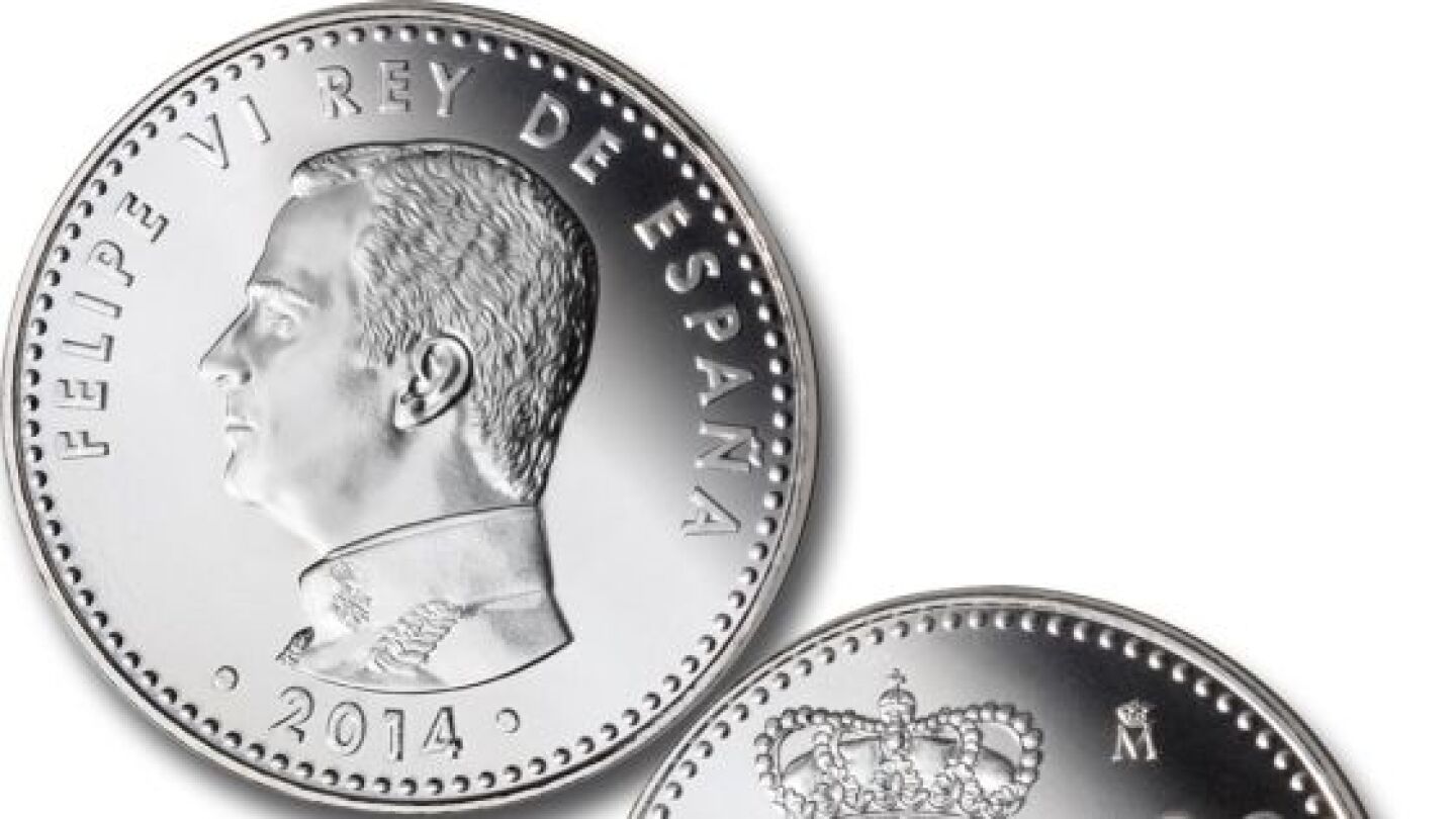 Detalle de las monedas de 30 euros que conmemoran la proclamaci&oacute;n de Felipe VI. FNMT