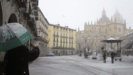  la catedral de Segovia durante la nevada que ha ca&iacute;do en la ciudad