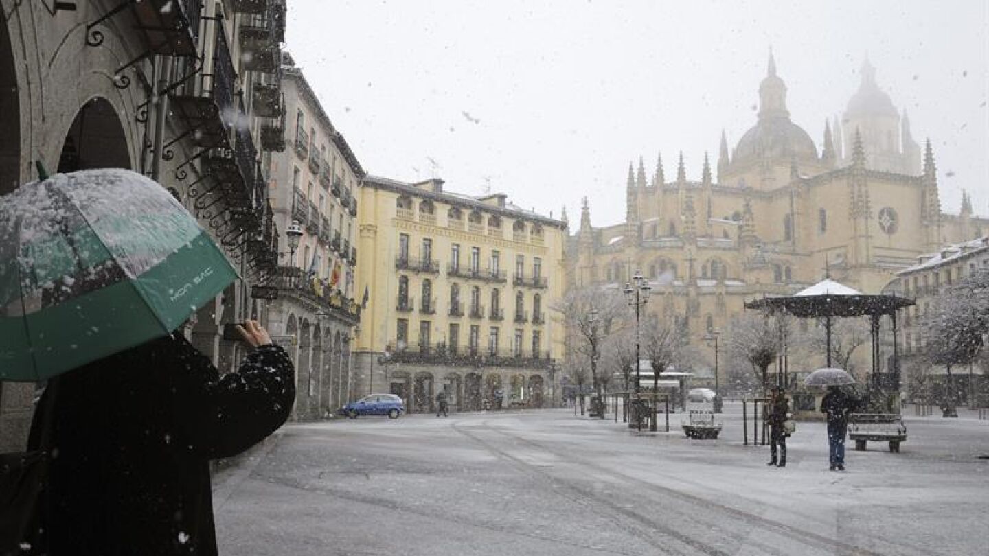  la catedral de Segovia durante la nevada que ha ca&iacute;do en la ciudad