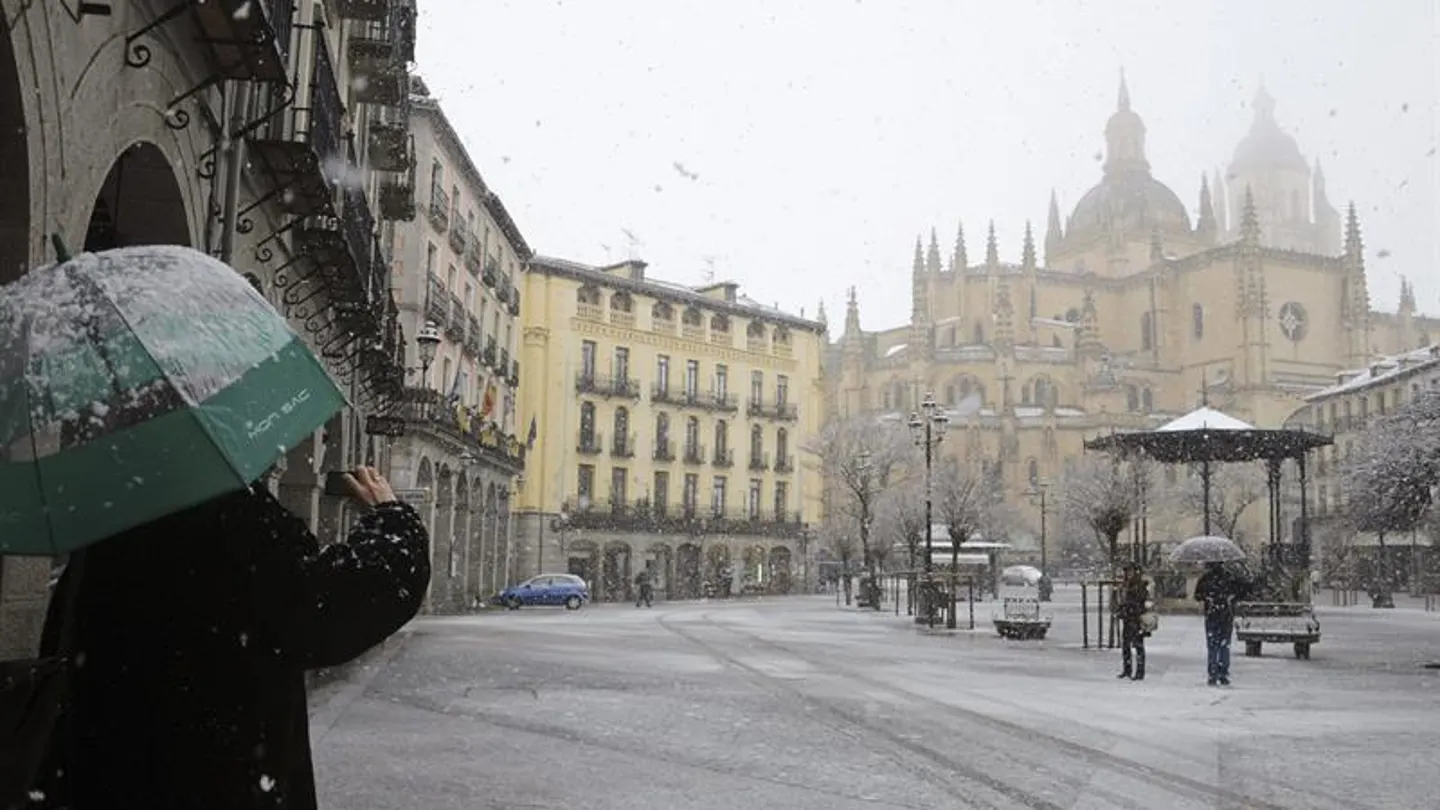 la catedral de Segovia durante la nevada que ha caído en la ciudad la catedral de Segovia durante la nevada que ha caído en la ciudad