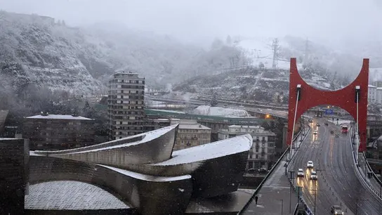 La ciudad de Bilbao cubierta bajo la nieve La ciudad de Bilbao cubierta bajo la nieve
