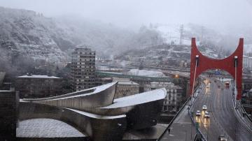 La ciudad de Bilbao cubierta bajo la nieve