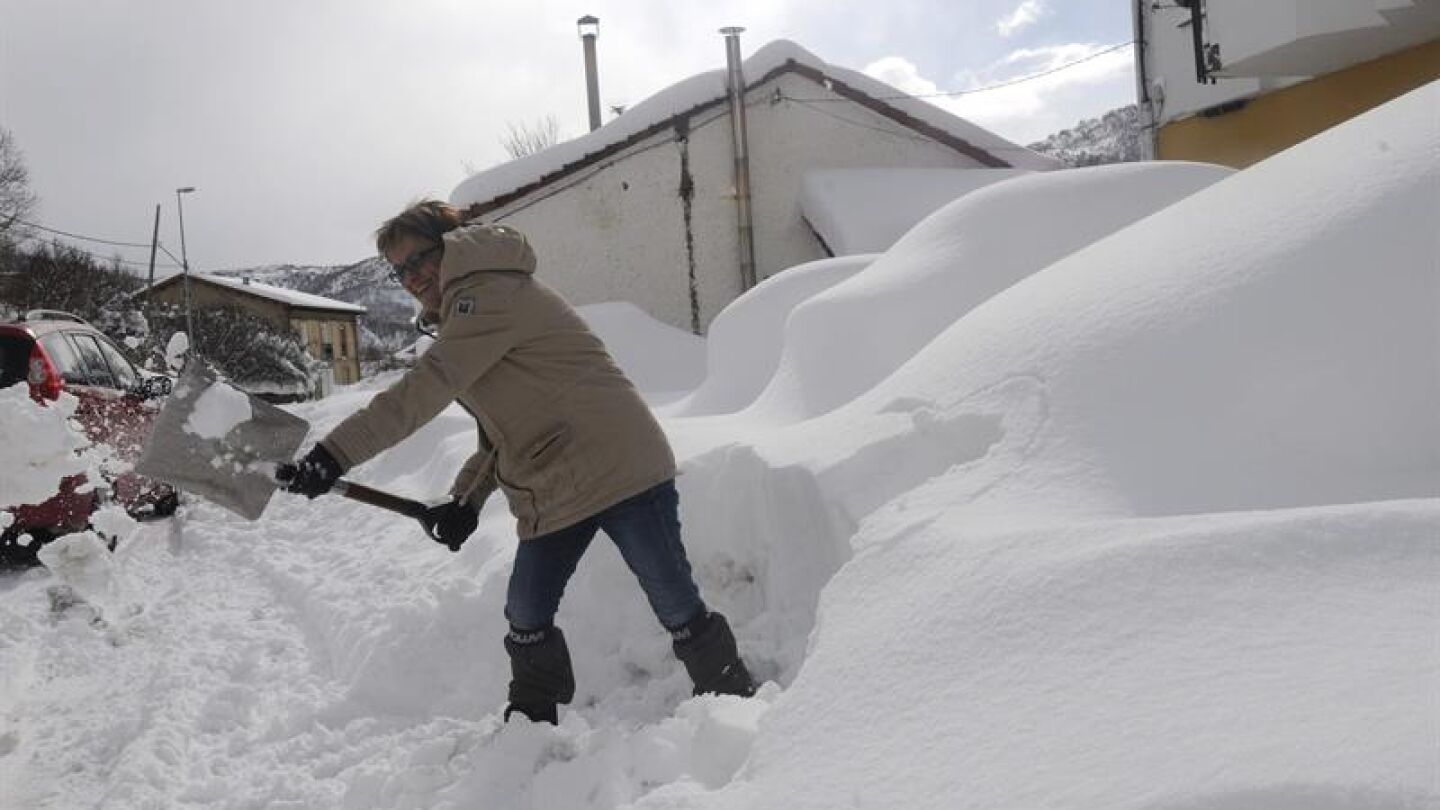 Espa&ntilde;a se despierta cubierta por la nieve
