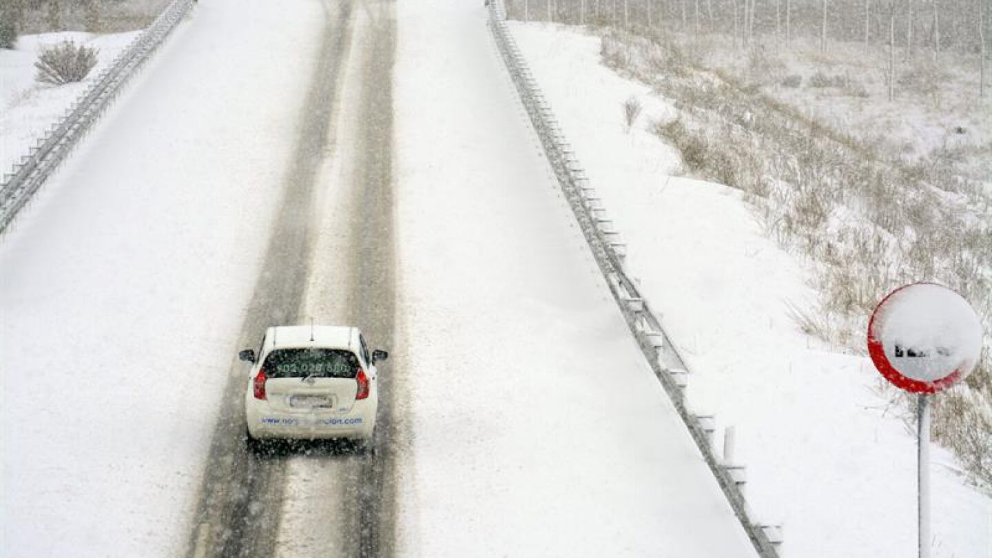 La autov&iacute;a A-67 cubierta de nieve