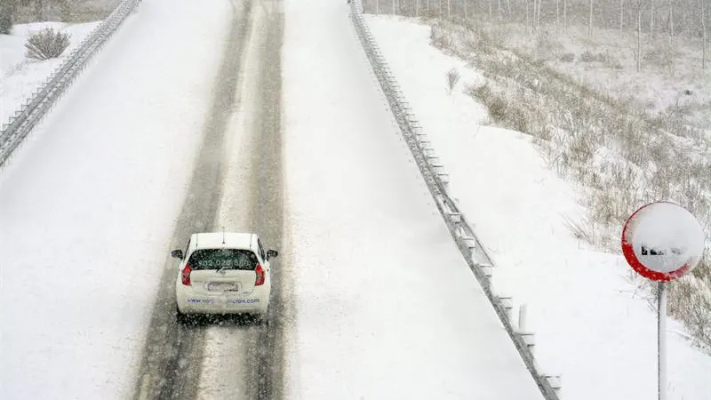 La autovía A-67 cubierta de nieve