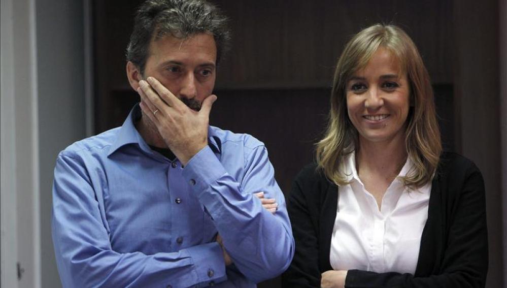 El candidato de IU al Ayuntamiento de Madrid, Mauricio Valiente, junto a Tania Sánchez