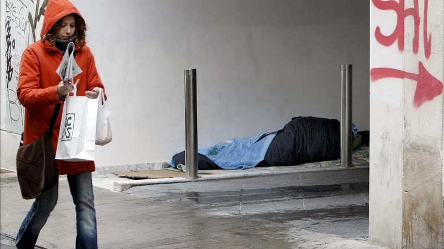 Un indigente duerme resguardado en un portal del centro de Valencia Un indigente duerme resguardado en un portal del centro de Valencia