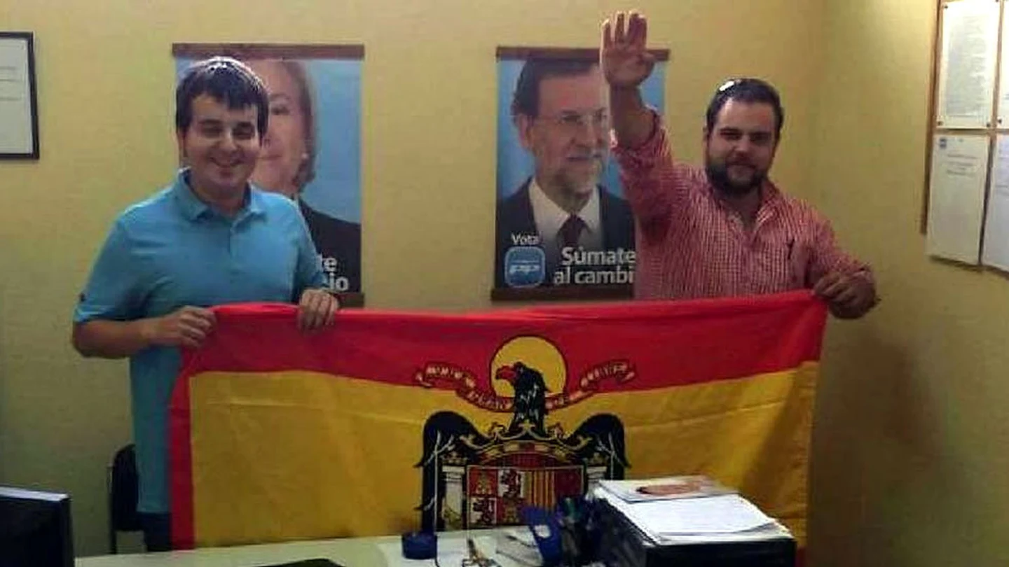 Los dirigentes de Nuevas Generaciones de Llanes posan con una bandera franquista Los dirigentes de Nuevas Generaciones de Llanes posan con una bandera franquista