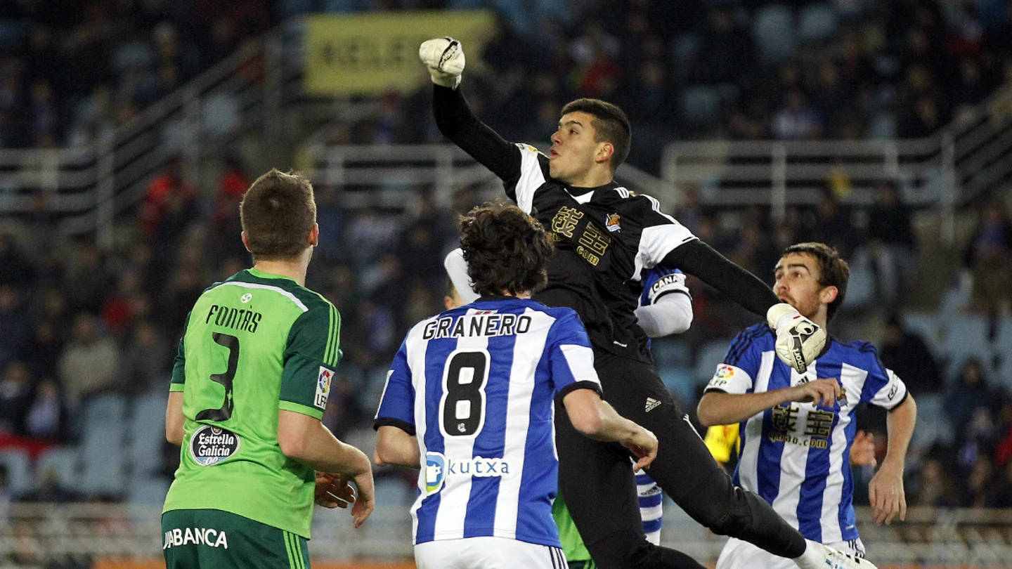 Rulli despeja un cuero ante la presencia de Fontás Rulli despeja un cuero ante la presencia de Fontás