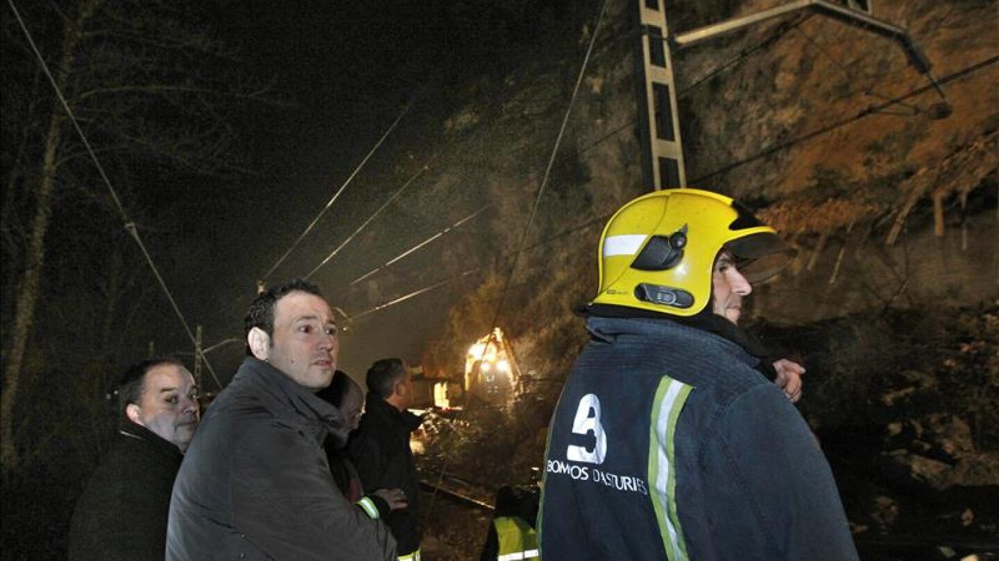 Labores de b&uacute;squeda de los Efectivos de Bomberos y la Unidad Canina del Servicio de Emergencias del Principado de Asturias (SEPA)