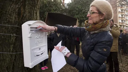 Maite Pagazaurtundua durante el acto en el que han colocado un 'buzón de reparación' en la plaza de Andoain Maite Pagazaurtundua durante el acto en el que han colocado un 'buzón de reparación' en la plaza de Andoain