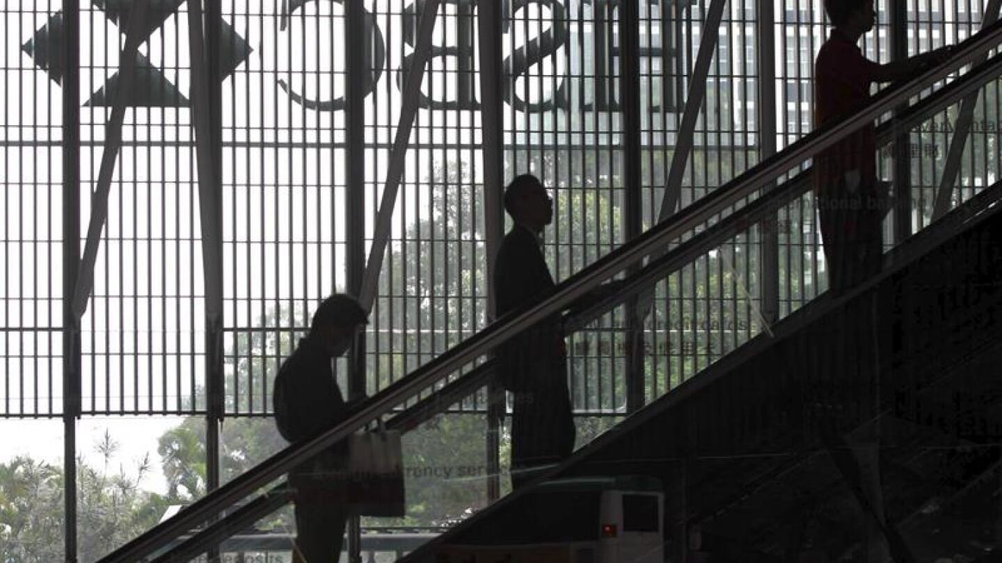 Tres personas sobre el logo de HSBC