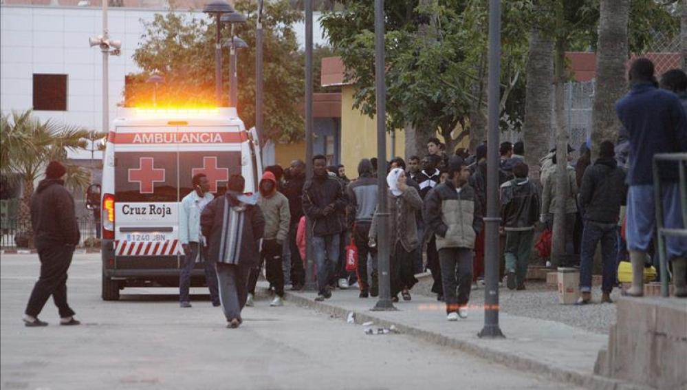 Imagen de los inmigrantes tras lograr saltar la valla de Melilla