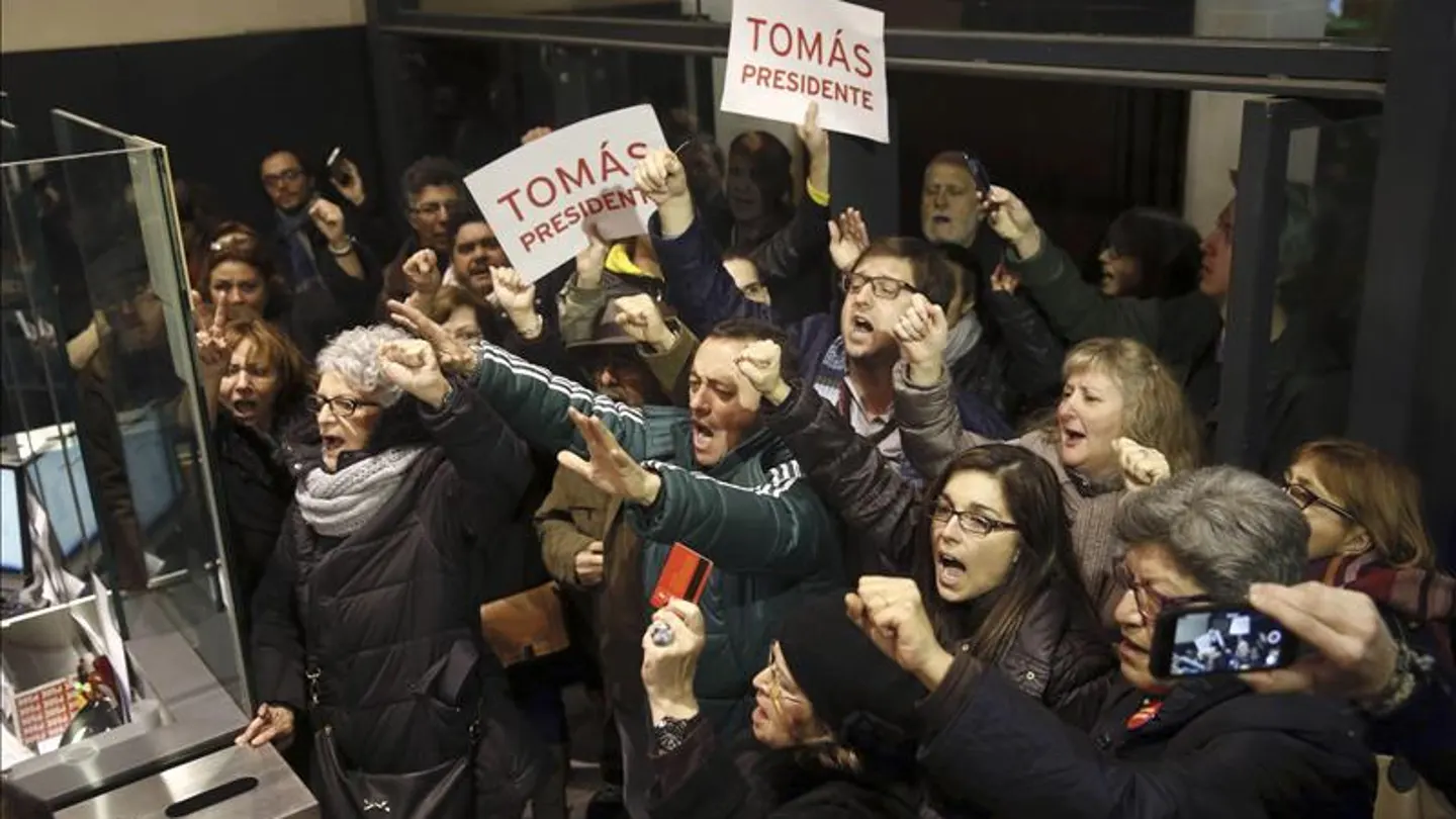 Militantes socialistas protestan por el cese de Tomás Gómez Militantes socialistas protestan por el cese de Tomás Gómez