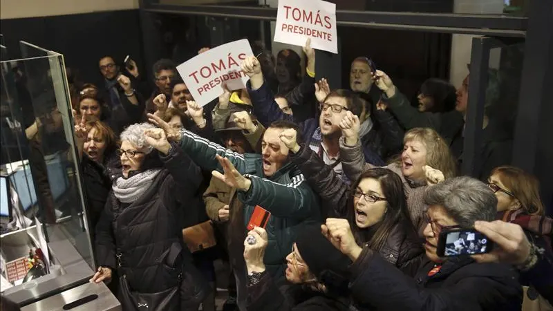 Militantes socialistas protestan por el cese de Tomás Gómez