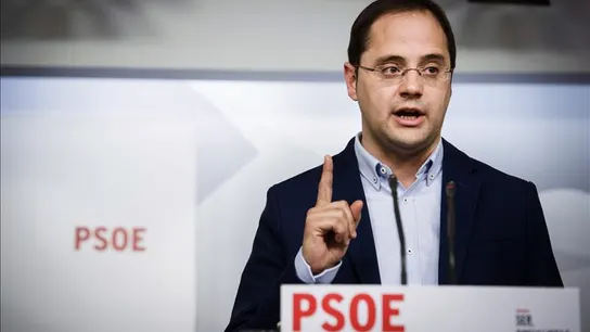 César Luena en rueda de prensa César Luena en rueda de prensa