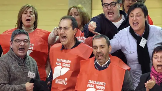 Protesta de enfermos de Hepatitis C en el Parlamento gallego Protesta de enfermos de Hepatitis C en el Parlamento gallego