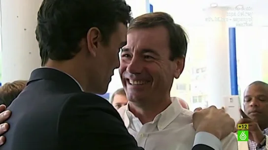Tomás Gómez y Pedro Sánchez se abrazan Tomás Gómez y Pedro Sánchez se abrazan